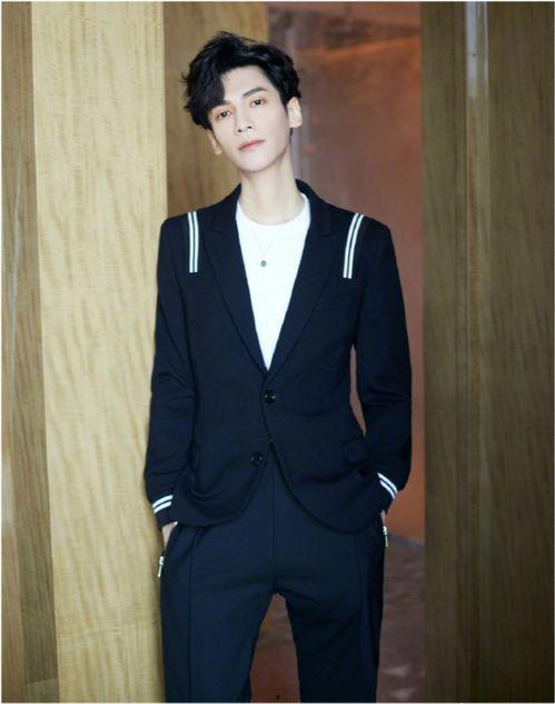 罗云熙吃瓜娱乐