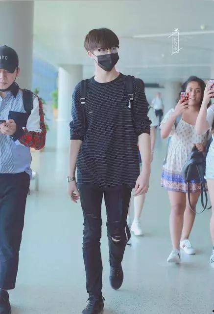 陈立农眼镜照片