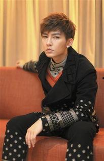 炎亚纶图片 生活照